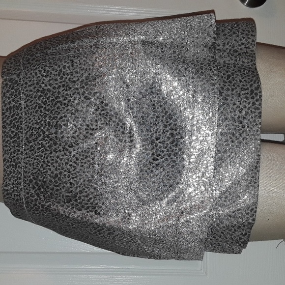 Express Vtg Metallic Silver Leopard print 2-tier Mini Skirt, lined sz 2 shiny - Picture 4 of 9